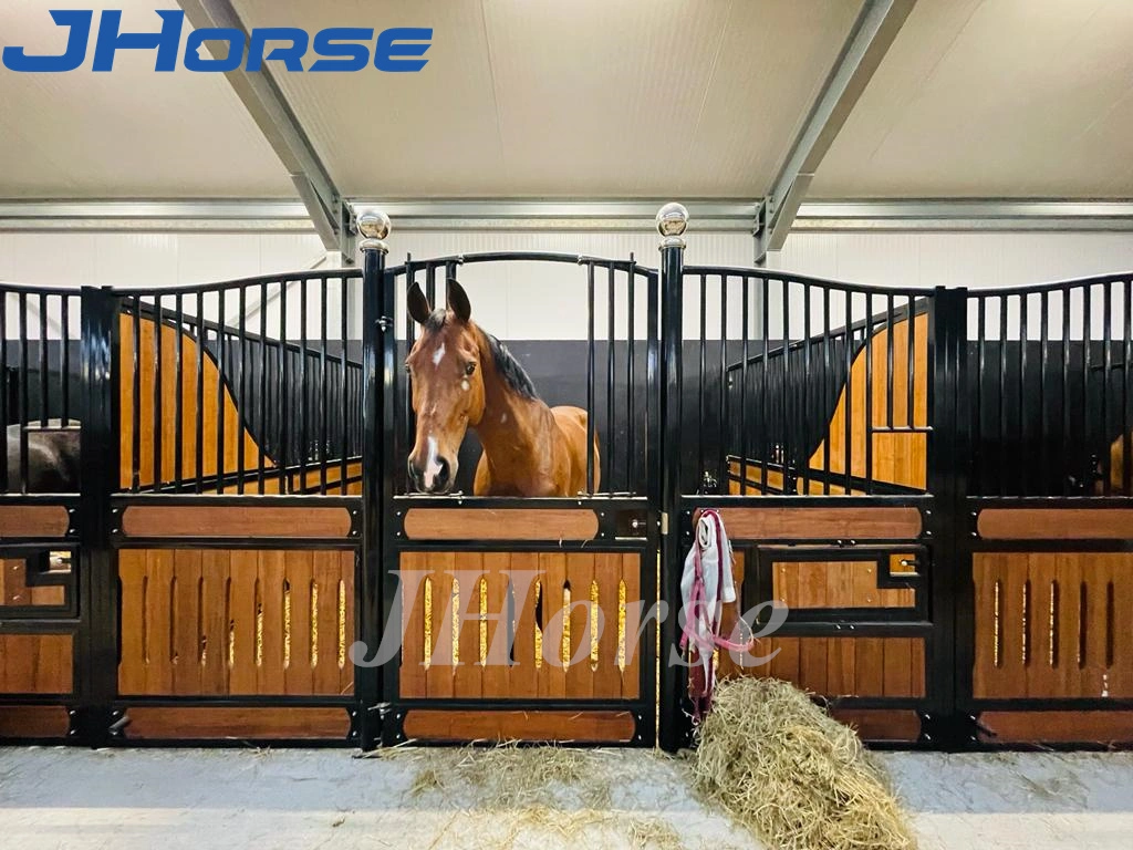 Style de luxe vente en gros à l'Est Installer Free Design Horse stable avec chargeur de pivotement