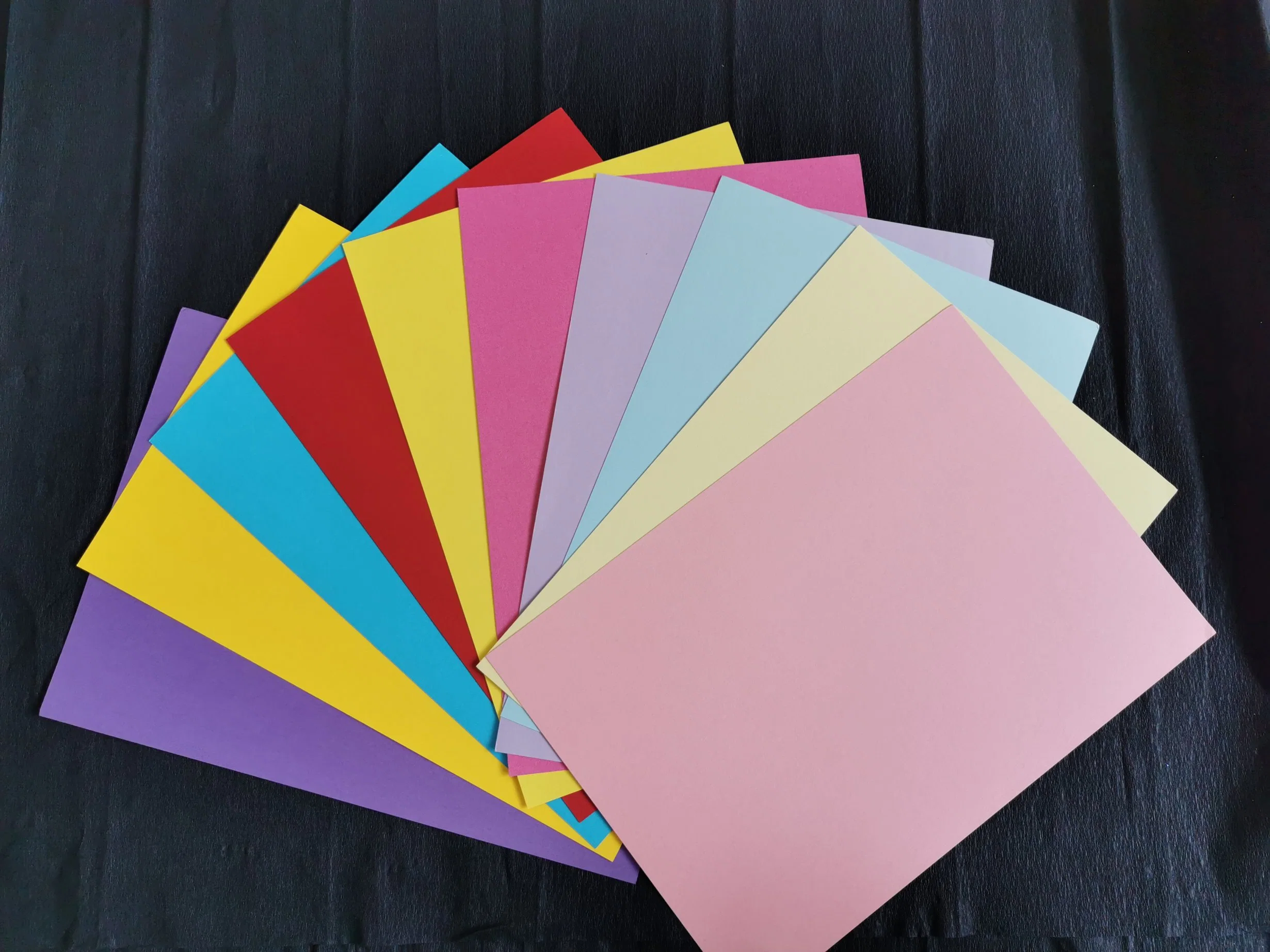 Papier A4 colorés pour l'artisanat dans la classe de l'école