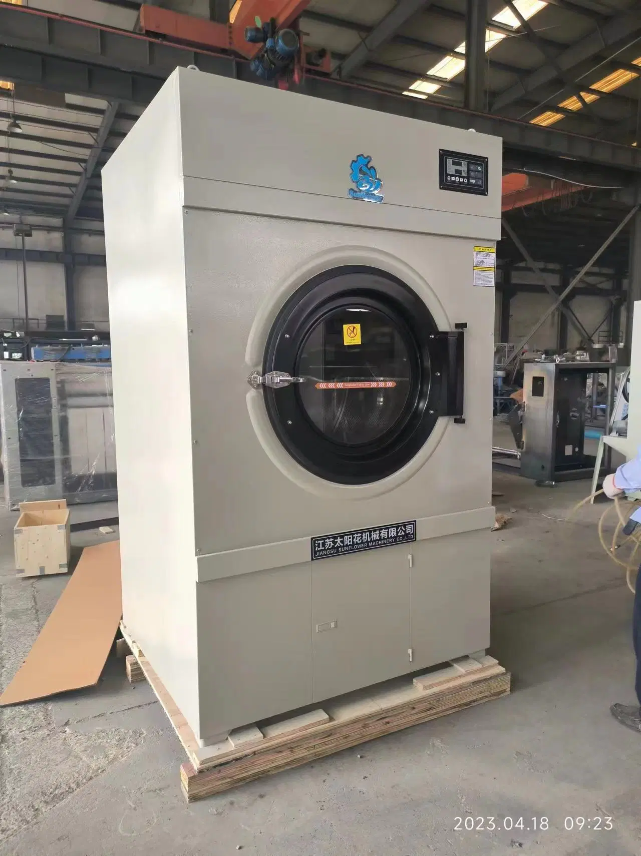 Machine de séchage commercial à grande capacité pour vêtements, chauffée à l'électricité, à la vapeur, au gaz ou au GPL. Capacités disponibles : 150 kg, 100 kg, 50 kg, 30 kg.