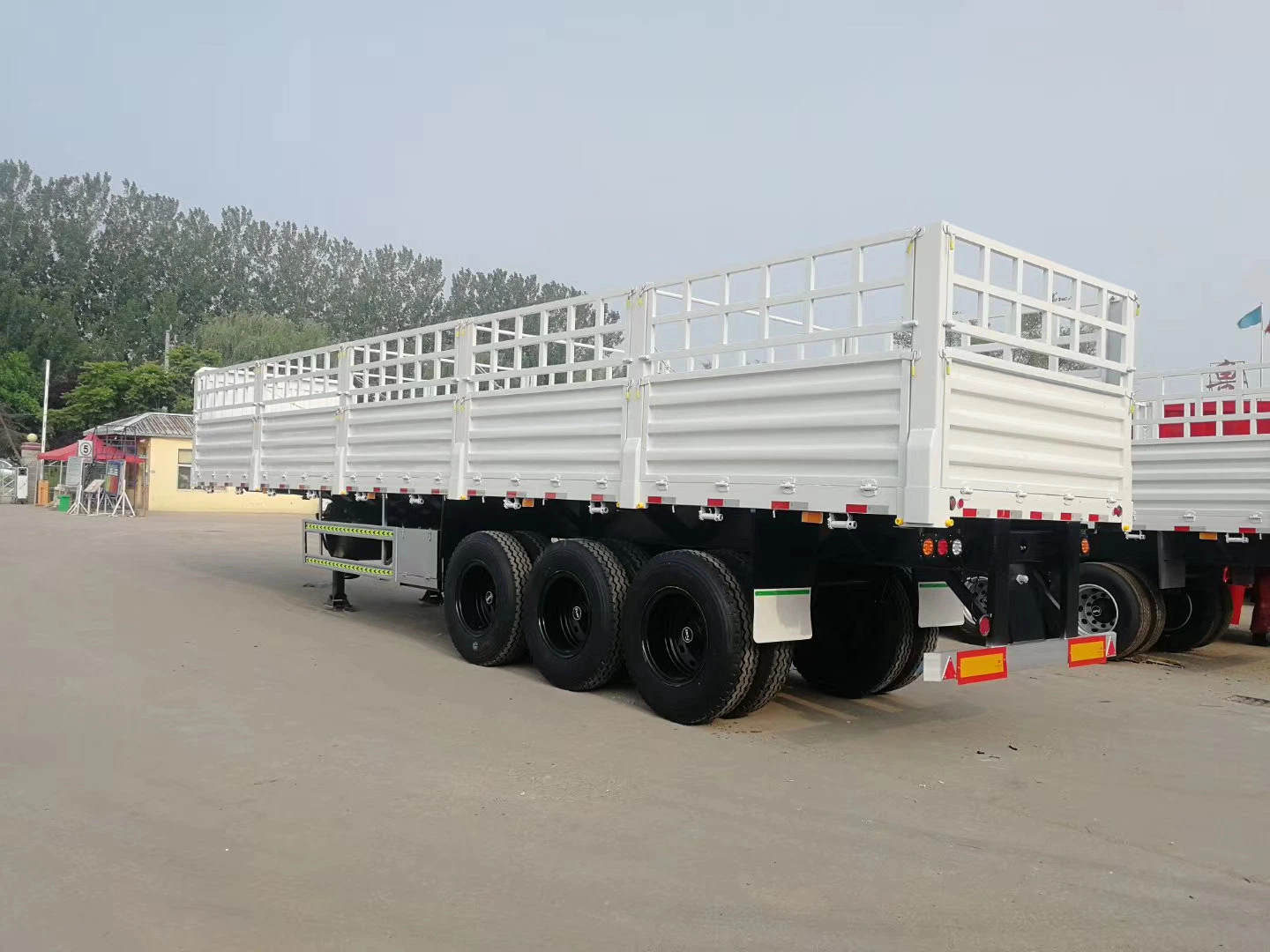 3 Axle 50 T 60 T 80 T Livestock Transport Fence Stake Store House Bar Semi Trailer