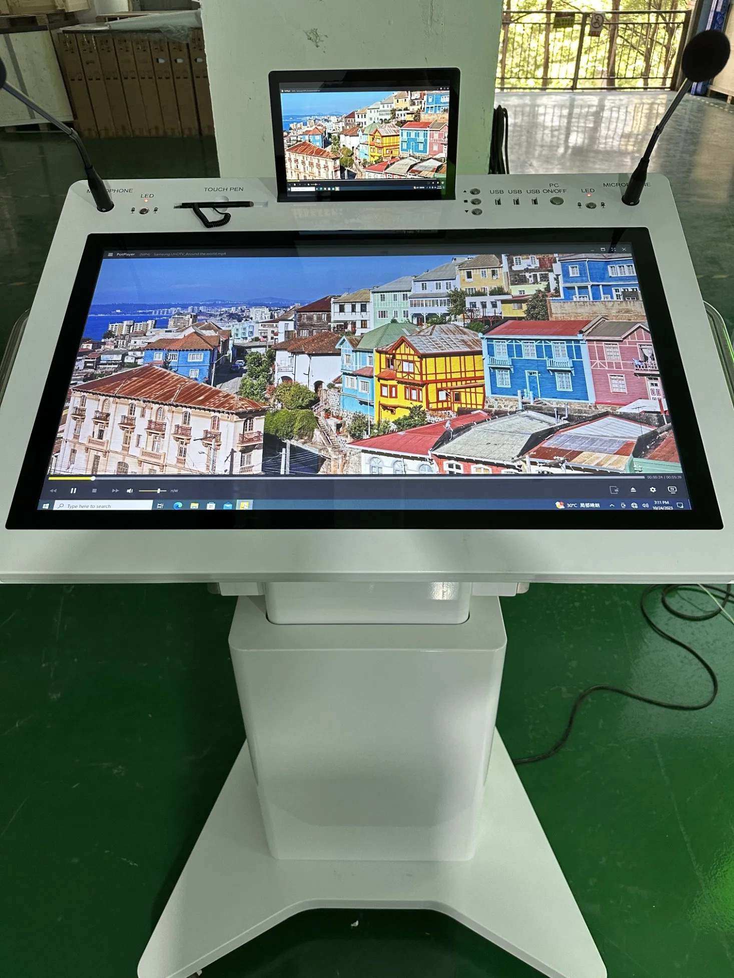 Smart Double Screen AiO Meeting Podium 32 بوصة Windows Interactive PCAP بالإضافة إلى منضدة للقراءة بشاشة LCD مقاس 10 بوصات
