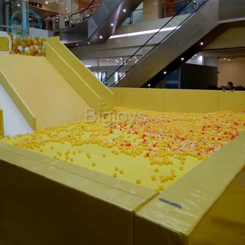 En el interior de la piscina de bolas gigantes Ocean Ball Pool Zona de juegos en venta