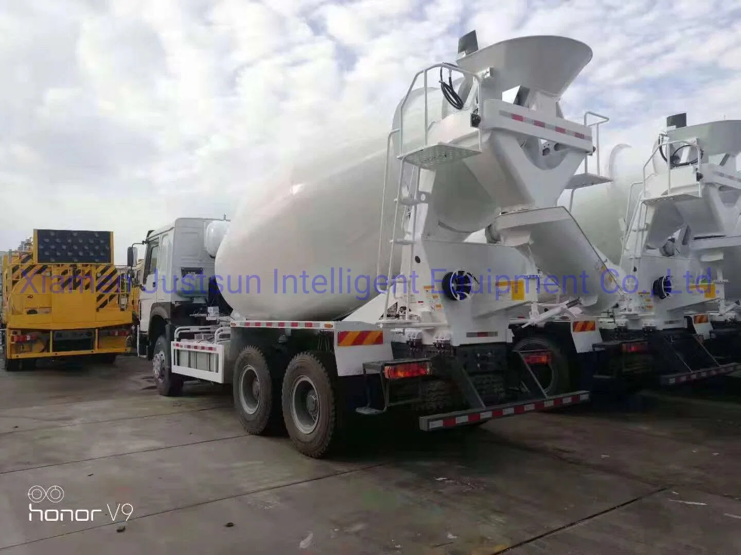 Sinotruk HOWO 6*4 Concrete Mixer Truck with 10cbm