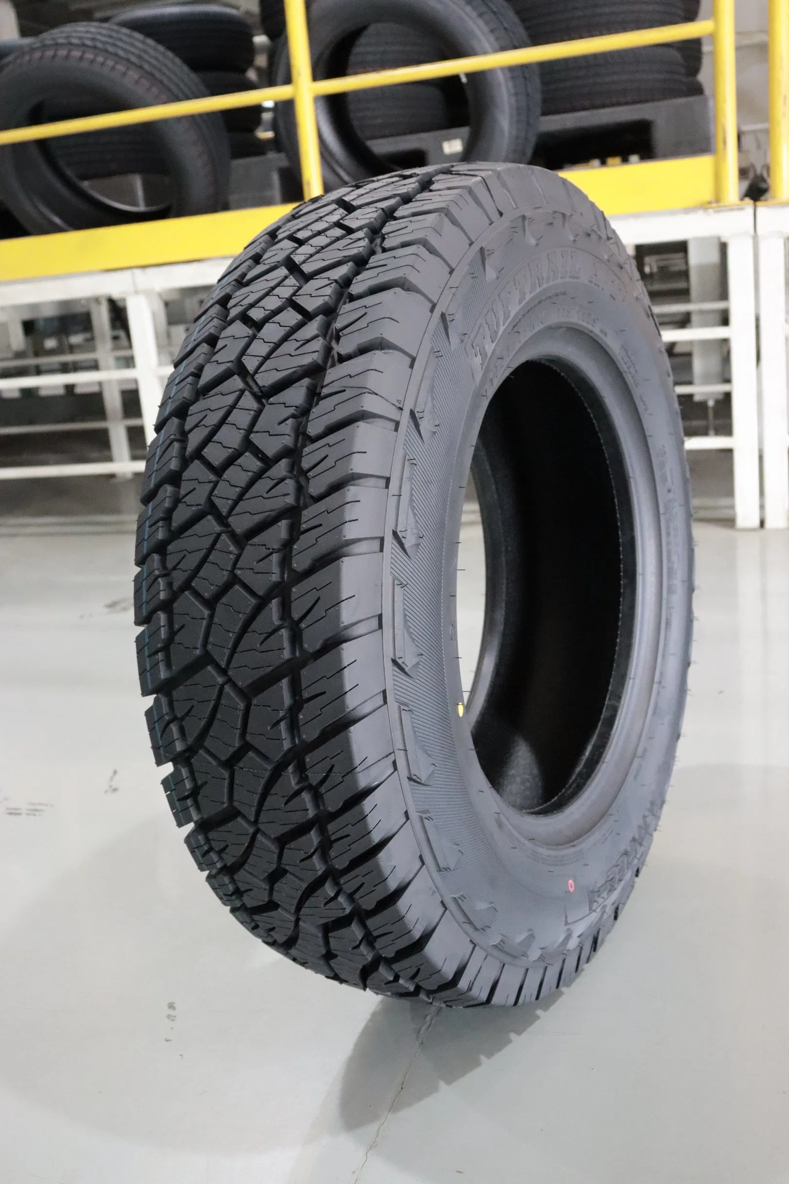 إطارات سيارات الركاب عالية الجودة لـ PCR 215/55/17 205/55/16 175/70/13 245/40r18 195r15 في Mud Mt 265/75r16 31*10.5r15 Llantas 245/70/16 265/65r17 225/65r17 Gcc Pne