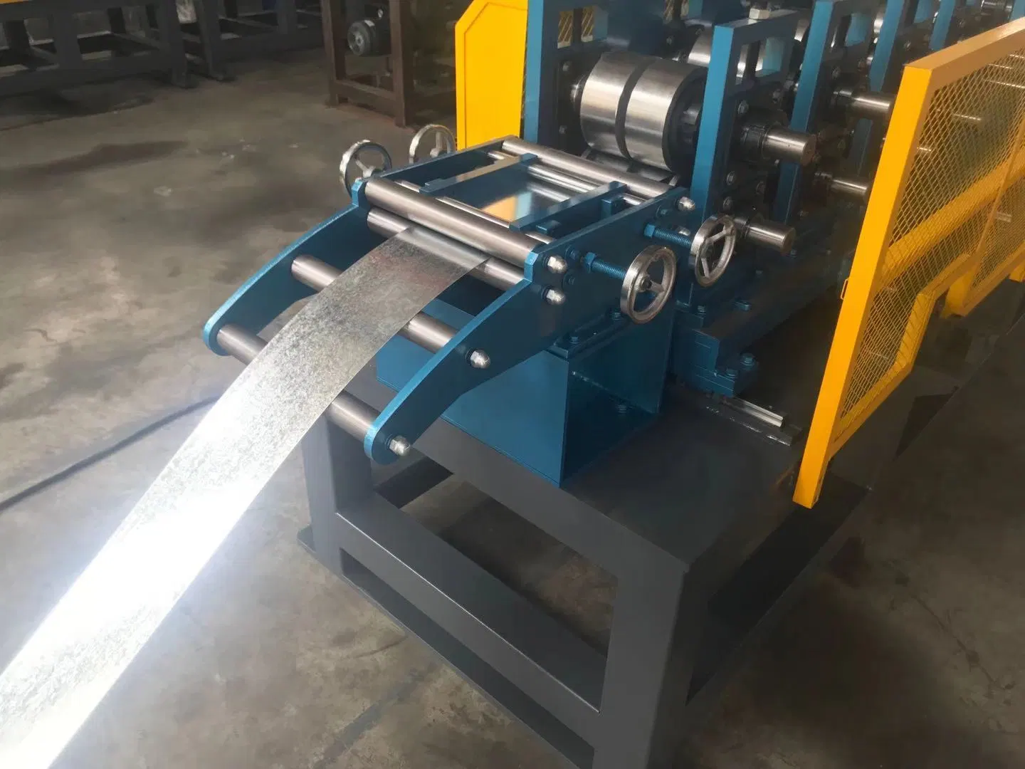 Landmaschinen für Lager schwer von verschiedenen Farben leicht Gauge Stahl Kiel Rolling Machine Light Keel Cold Roll Forming Maschine