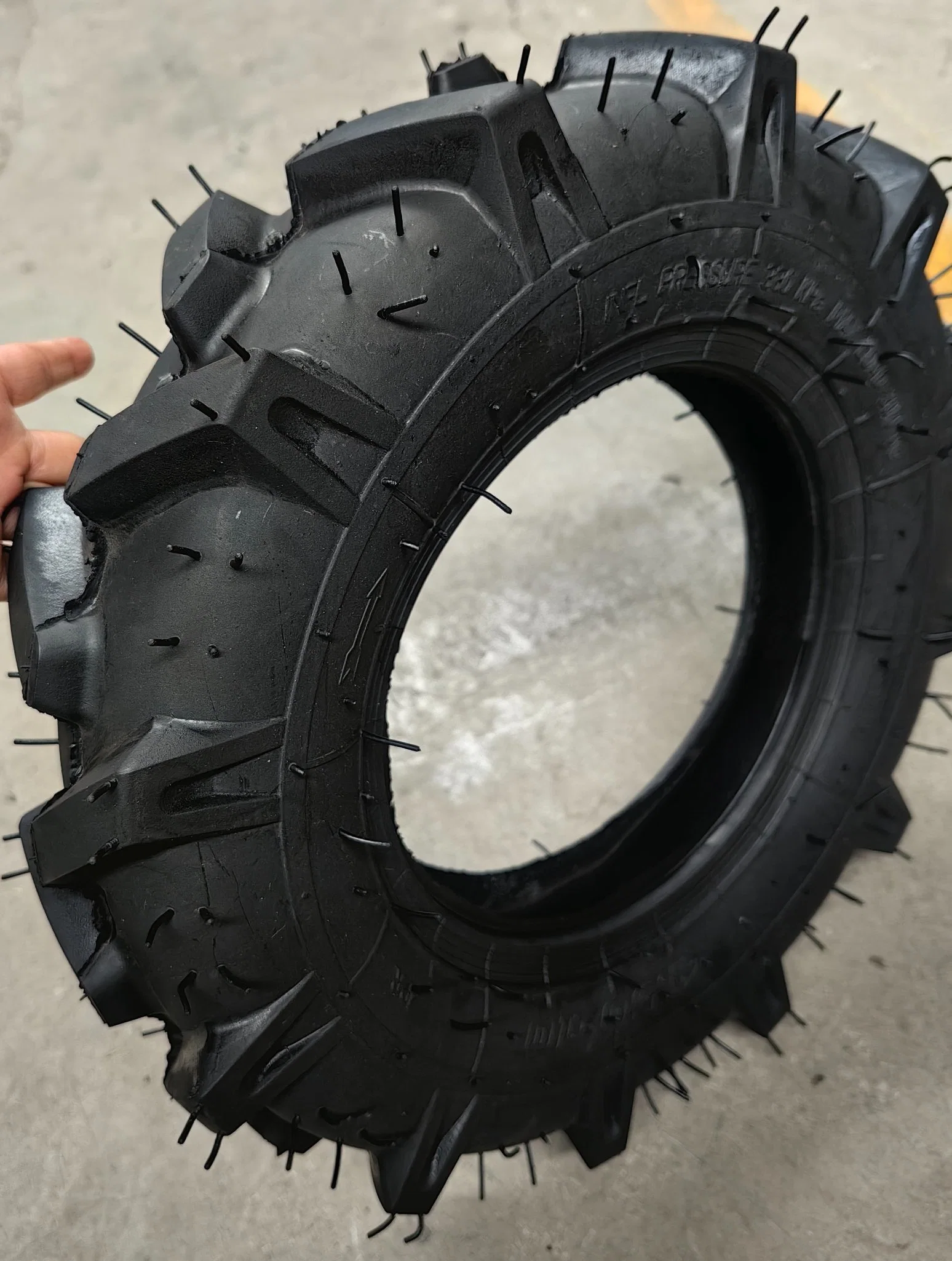 4.50-10 roue de pneu en caoutchouc pour les travaux de jardinage et de ferme