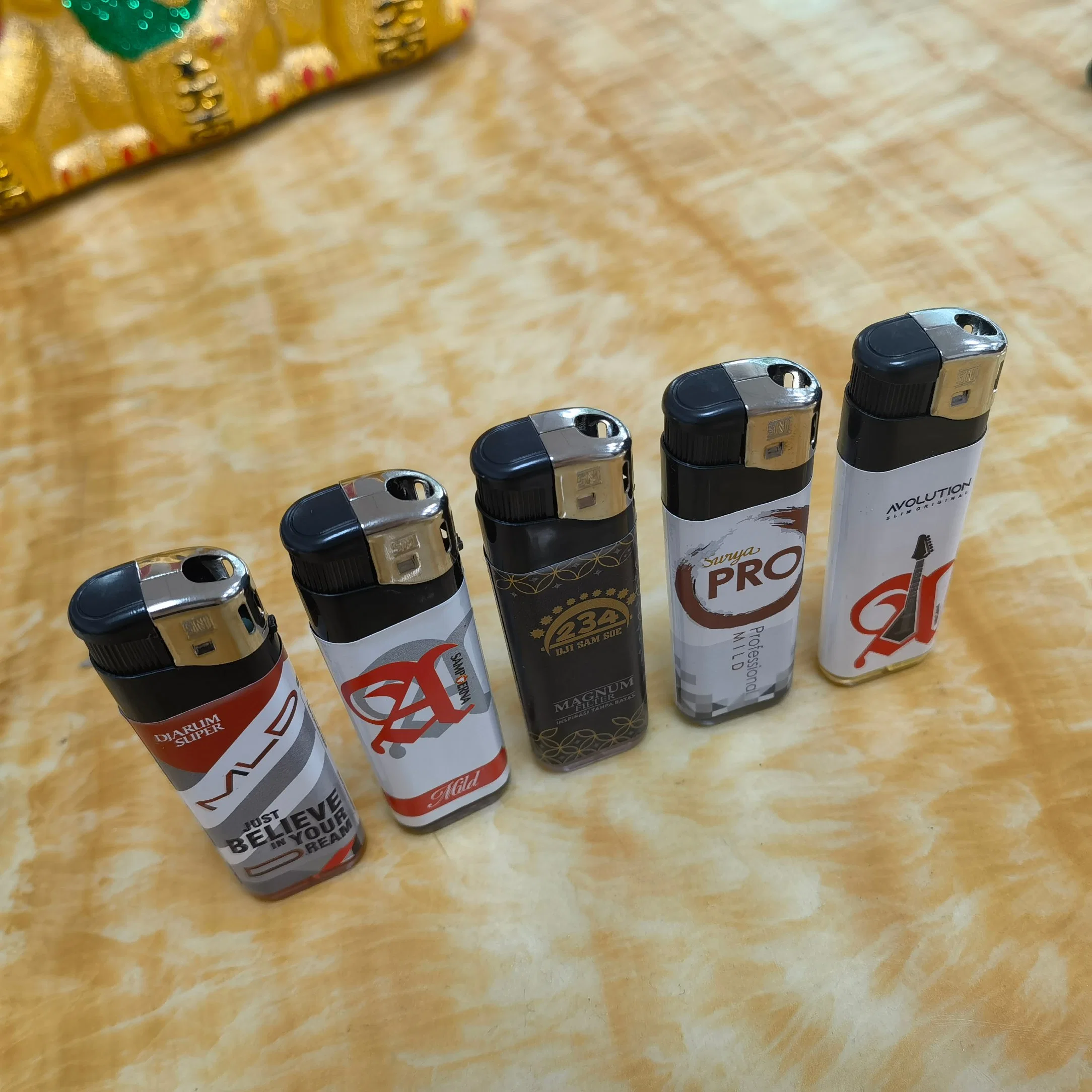 Dongyi High quality/High cost performance  EUR Standard Plastic Cigarette Electric Lighter with Special Patterns