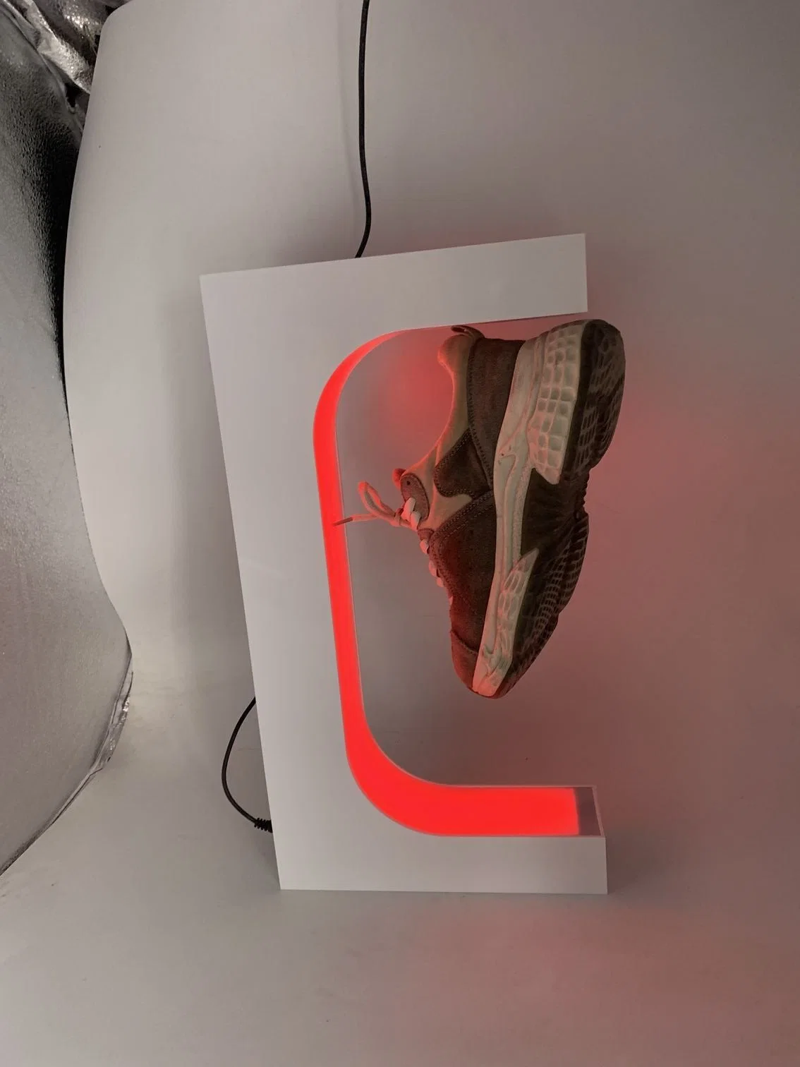 Wholesale/Supplier Magnetic Levitation Shoe Sneaker Display Racks Advertising Exhibition Shoe Store Show Home Decoration with Colorful LED Light Change