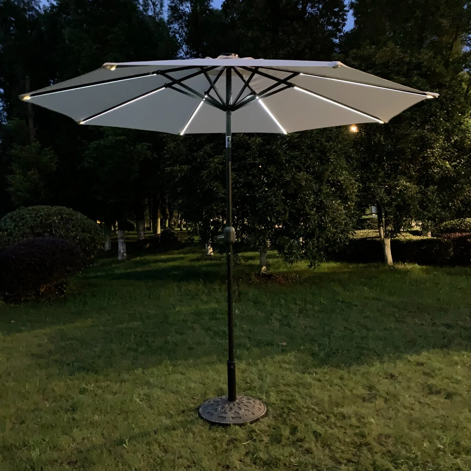 LED Parasol de jardin rond pour patio, adapté à une utilisation en extérieur.