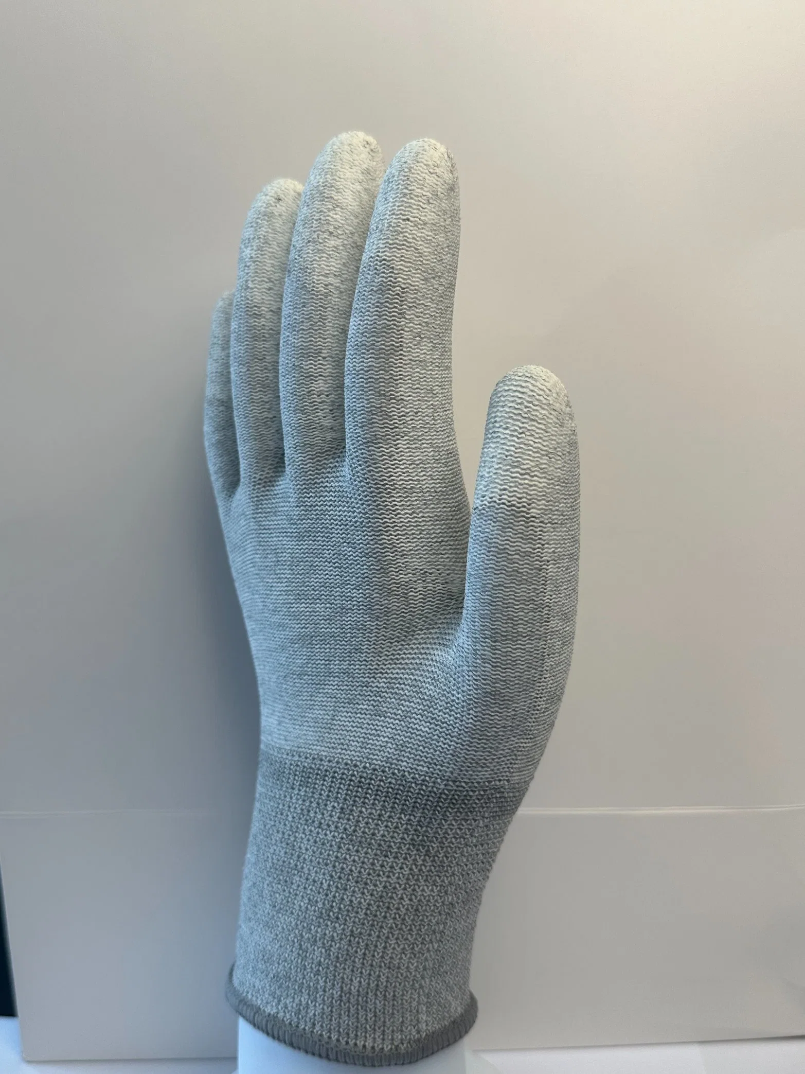 Gants de revêtement ESD DIP en fibre de carbone blanc avec paume en PU pour la réparation de voitures.