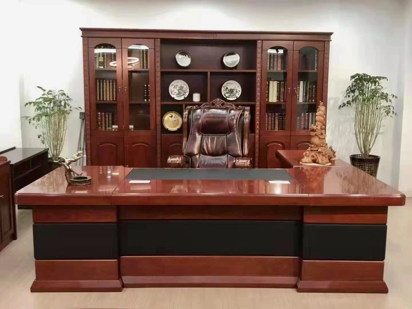 Muebles de oficina personalizados de lujo con chapa de madera. Mesa de jefe de oficina para el CEO. Escritorio ejecutivo para el CEO.