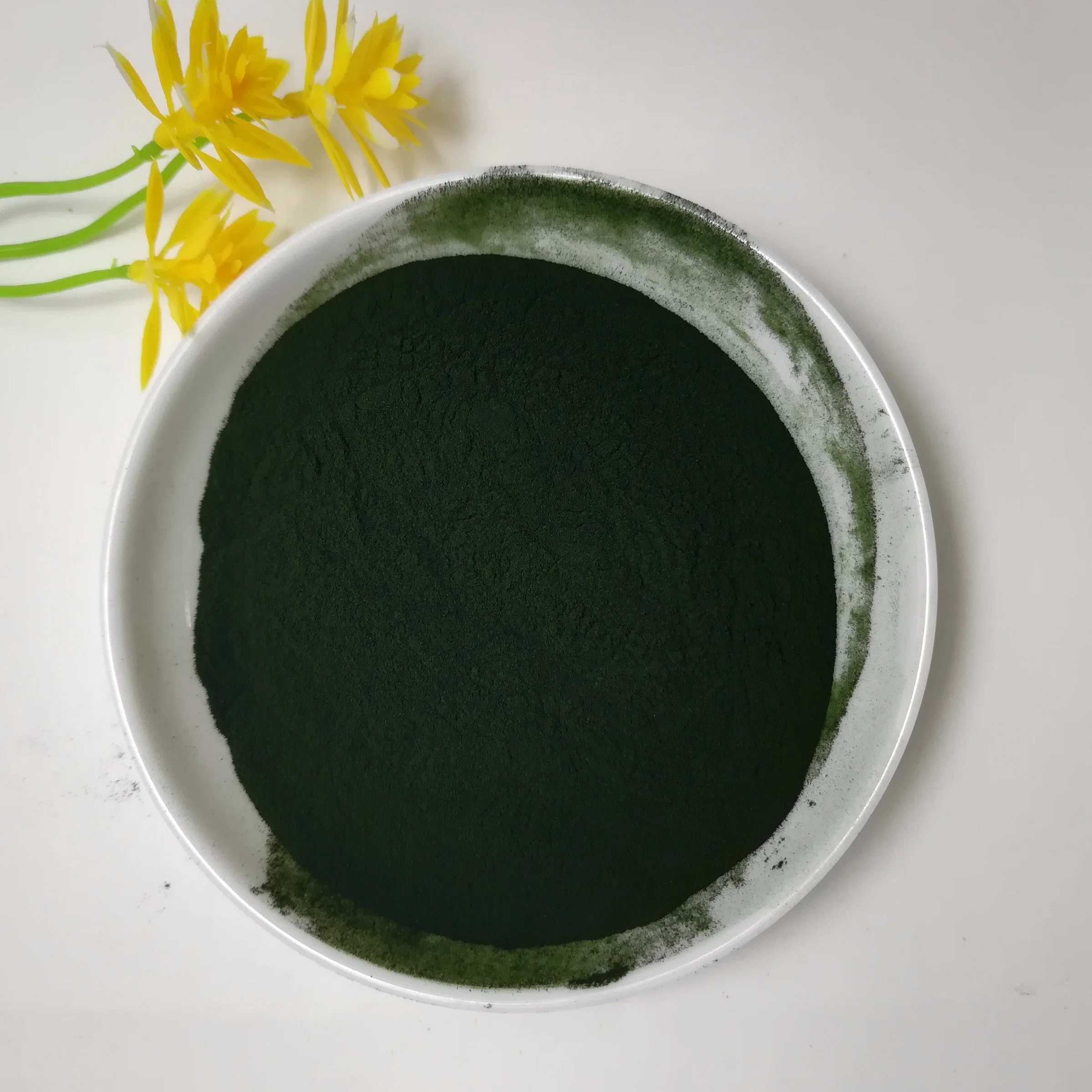 Los aditivos alimentarios alimentos saludables las algas verdes Spirulina en polvo fino