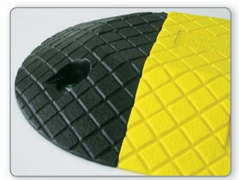 China Premium Quality Supplier 4 Inch Traffic Driveway Heavy Duty Rubber Cable Portable Speed Bumps