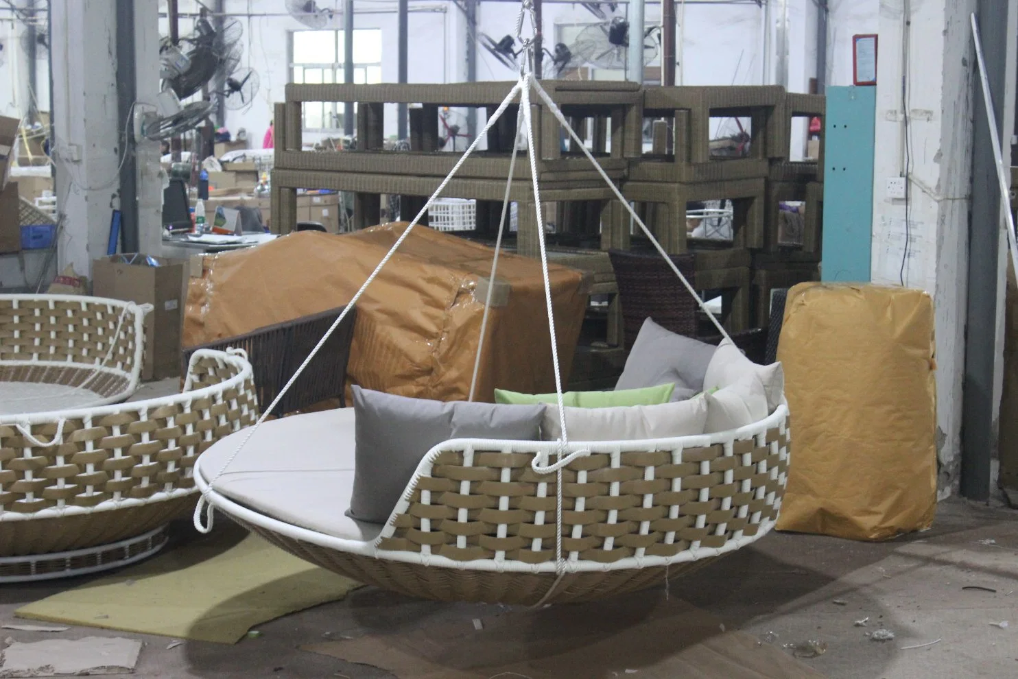 Leisure Hanging Yellow PE Rattan Round Swing Bed Outdoor Furniture