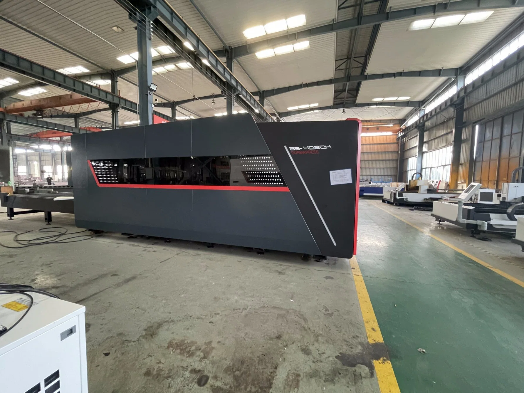 Stainless Steel Aluminum Copper CNC Sheet Metal or Tube Pipe Fiber Laser Cutting (Cutter) Machine