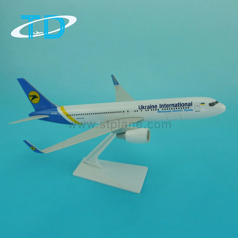 Boeing B767-300 Ukrainian Airlines 27cm 1 : Modèle 200 aéronefs d'affichage