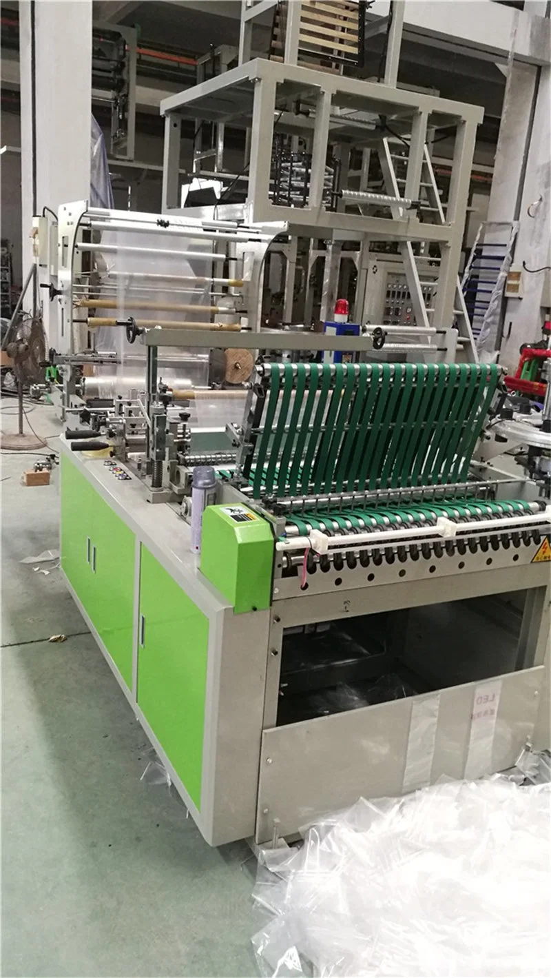 Máquina de corte térmico controlada por computador BOPP para fabricação de sacolas para embalagens plásticas.