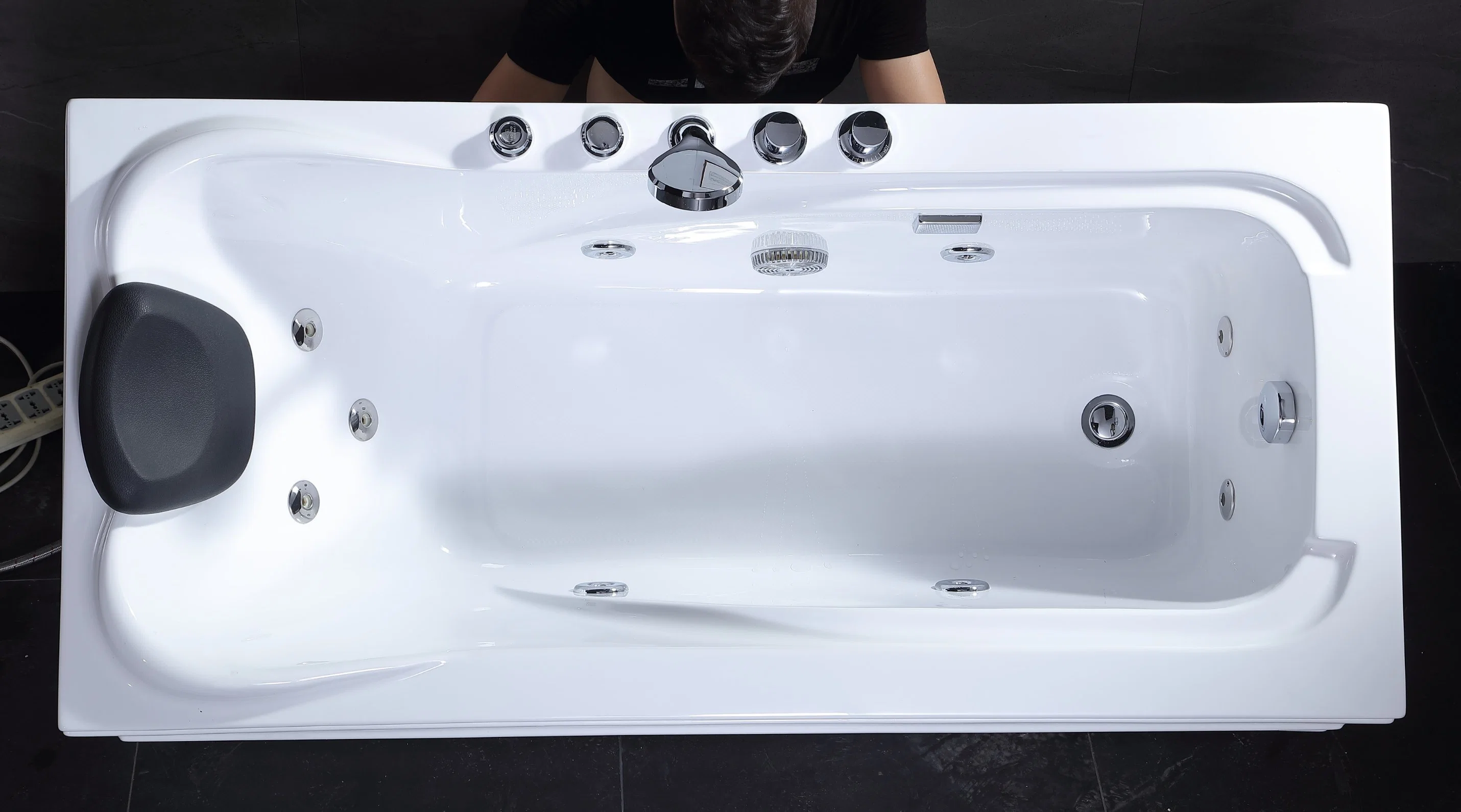 Woma Foshan Factory Acrylic Whirlpool Massage Bathtub SPA (Q428)