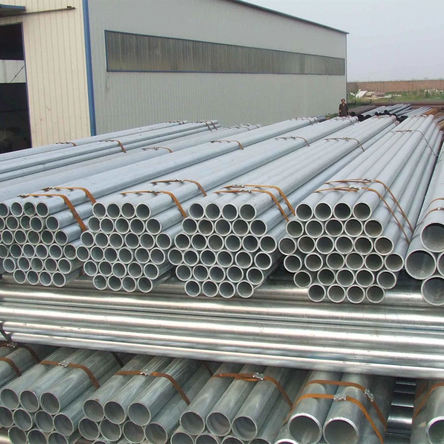 Best Selling Products Ss330 /Ss400 High Quantity BS1387 Standard Galvanized Steel Pipes Tubes for Sale