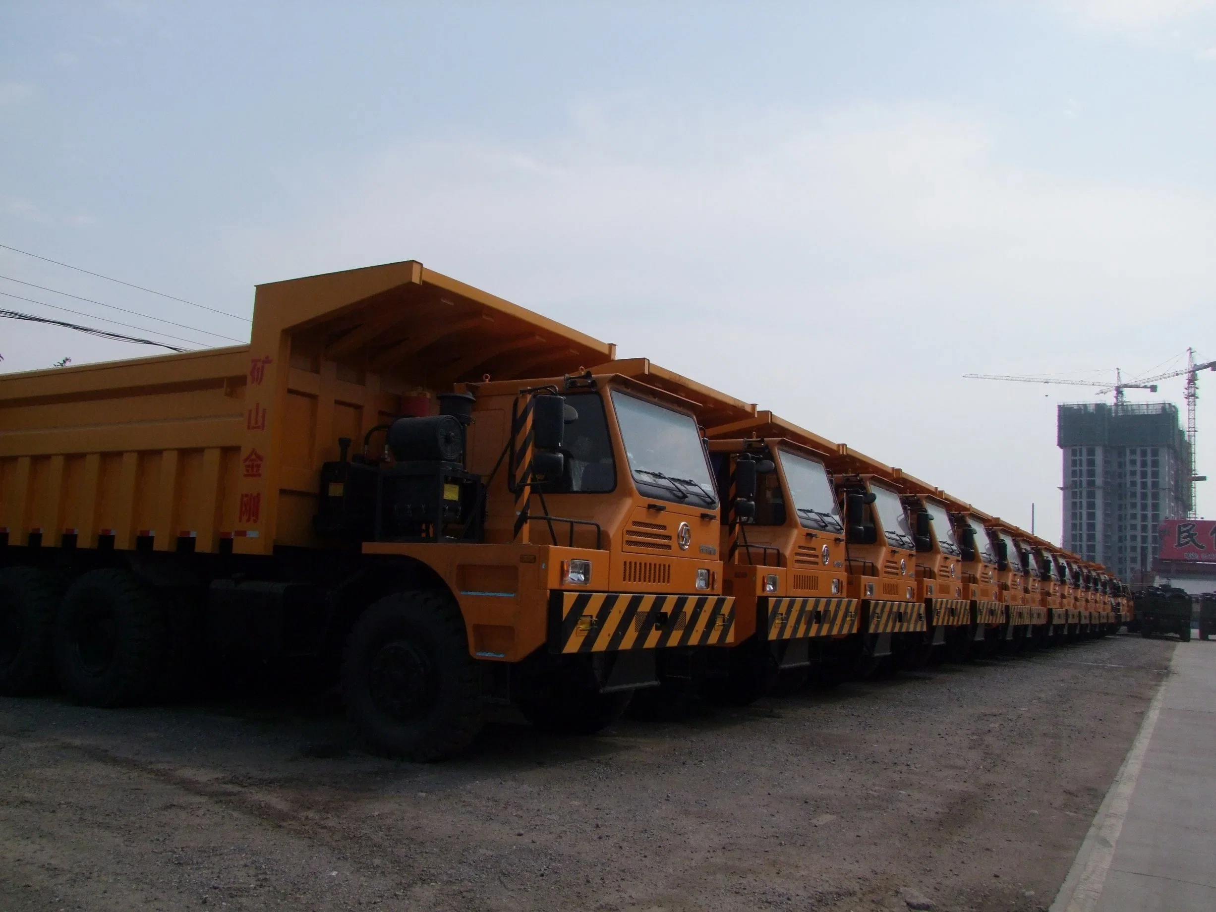 La Chine haut de la marque Shacman corps large de 70 tonnes off-road 420HP Kingway de camion à benne minière 90 avec moteur Cummins