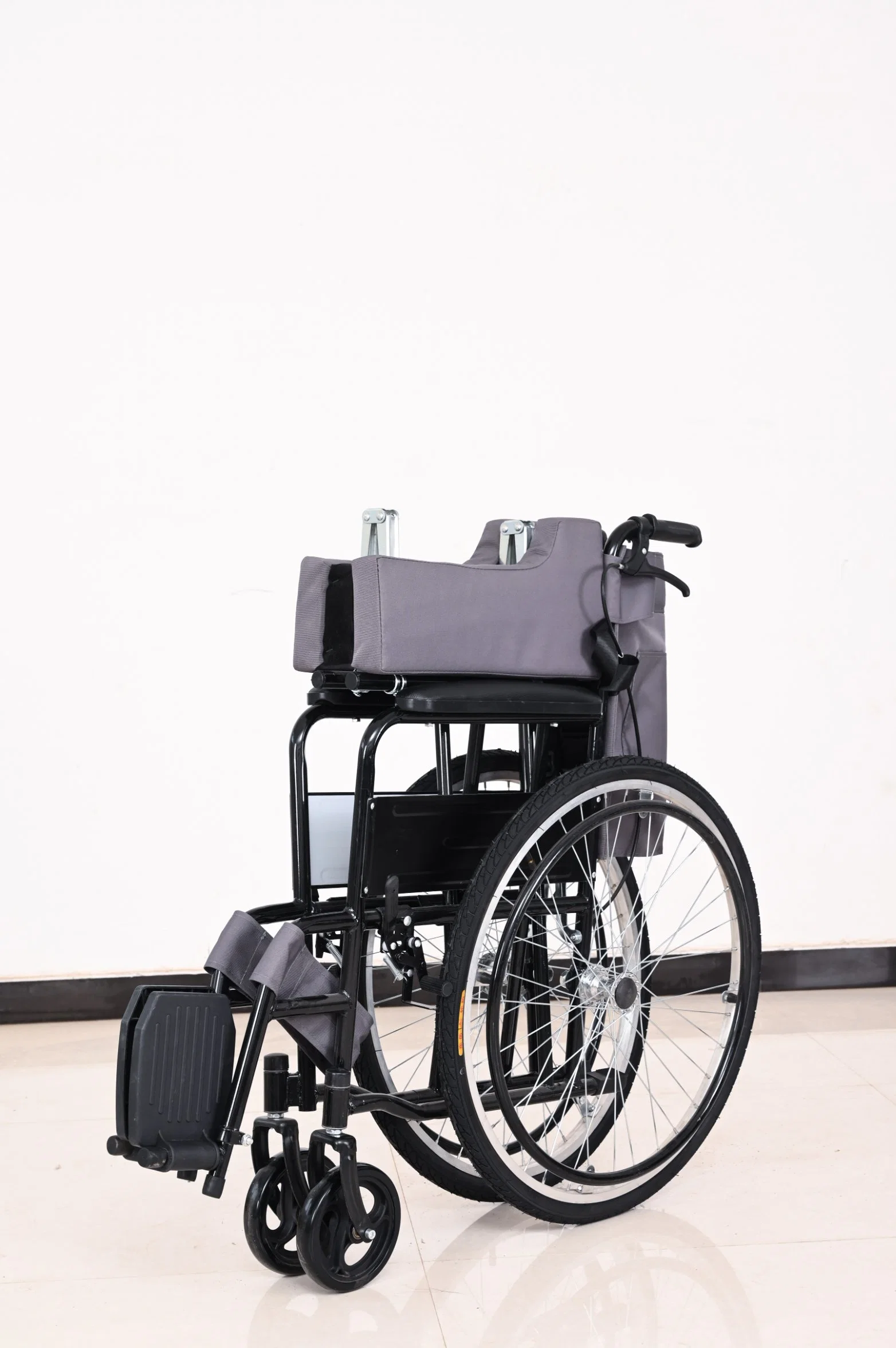 [Pw-8005] Lightweight Foldable Manual Self-Propelled Active/Passive Wheelchair with Backrest and Brakes in Aluminum Alloy or Steel as Hospital Equipment