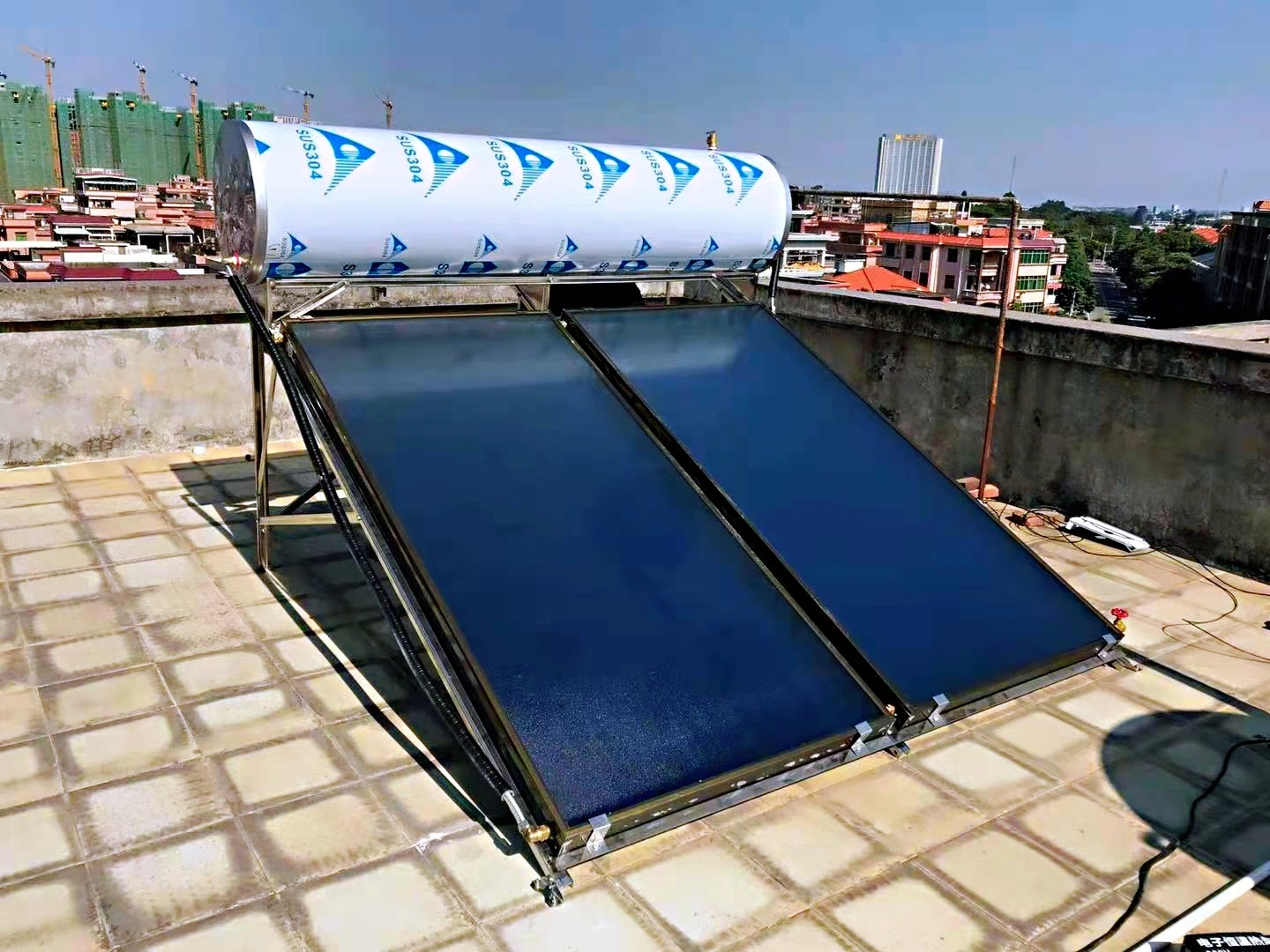 Solar Water Heater with Flat Plate Solar Panel and High Pressurized Tank