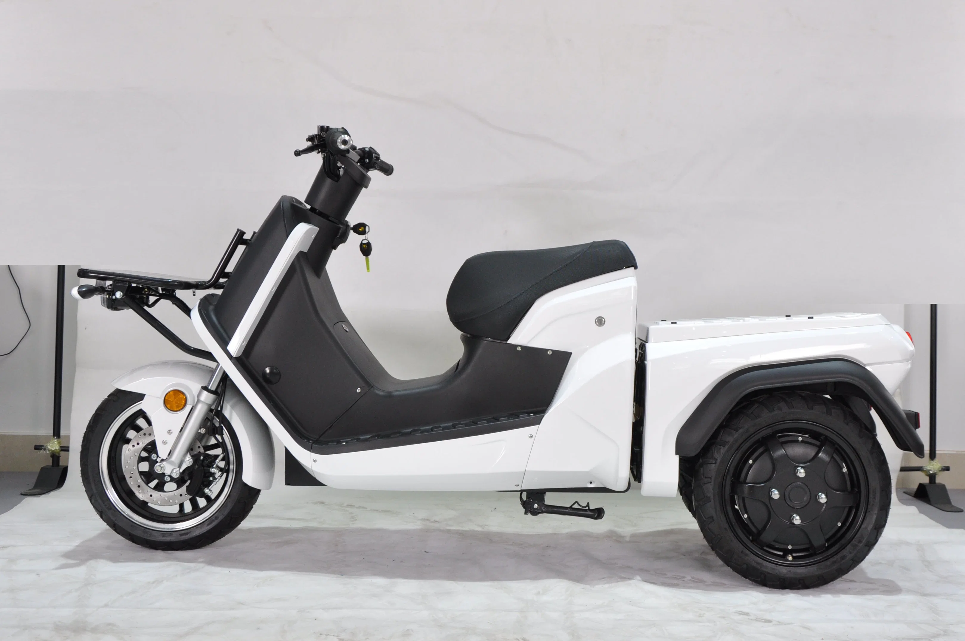 Yologo Three Wheels Delivery Motorcycle/ Electric Scooter