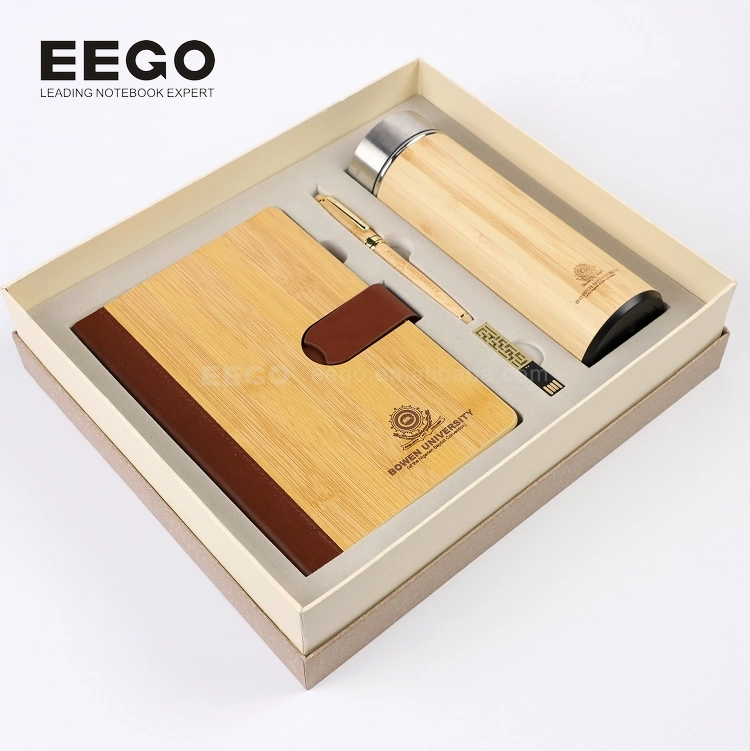 Coffret cadeau d'entreprise de luxe avec un carnet en bambou classique pour cadres, stylo et bouteille.