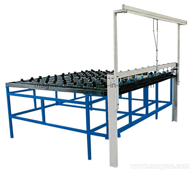 Machine de pulvérisation de butyle à chaud pour la fabrication de verre isolant avec table de travail.