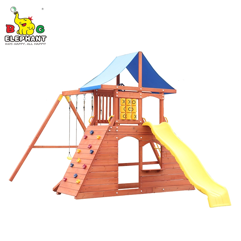 ملعب خارجي داخلي للأطفال من الخشب للأطفال الصغار في الحديقة المدرسية لعب الأطفال الانزلاق والأرجوحة.