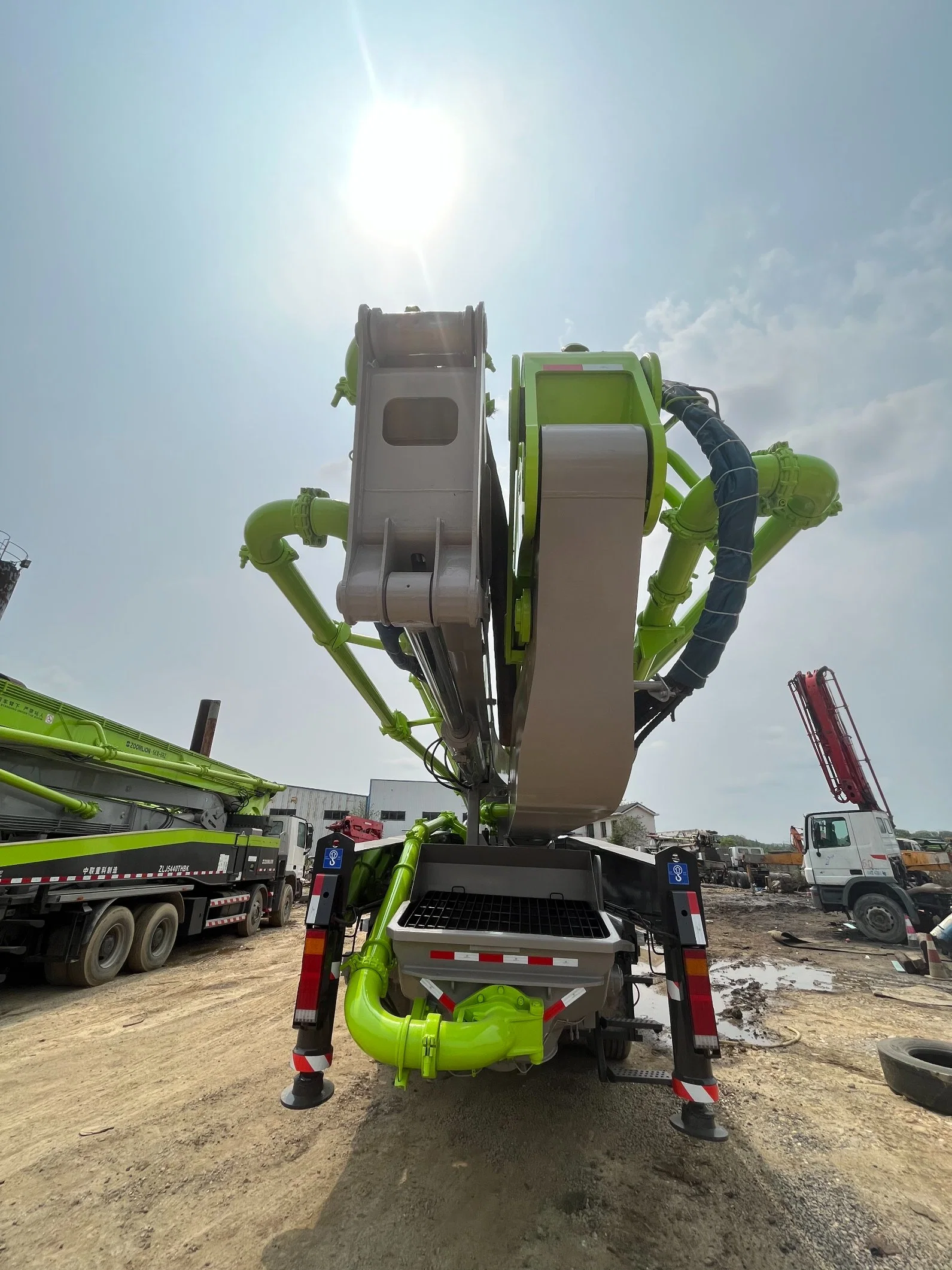 Highly Reliable Strong Pumping 2014 Zoomlion 63m Concrete Pump Used Heavy Equipments Infrusture Construction Machine