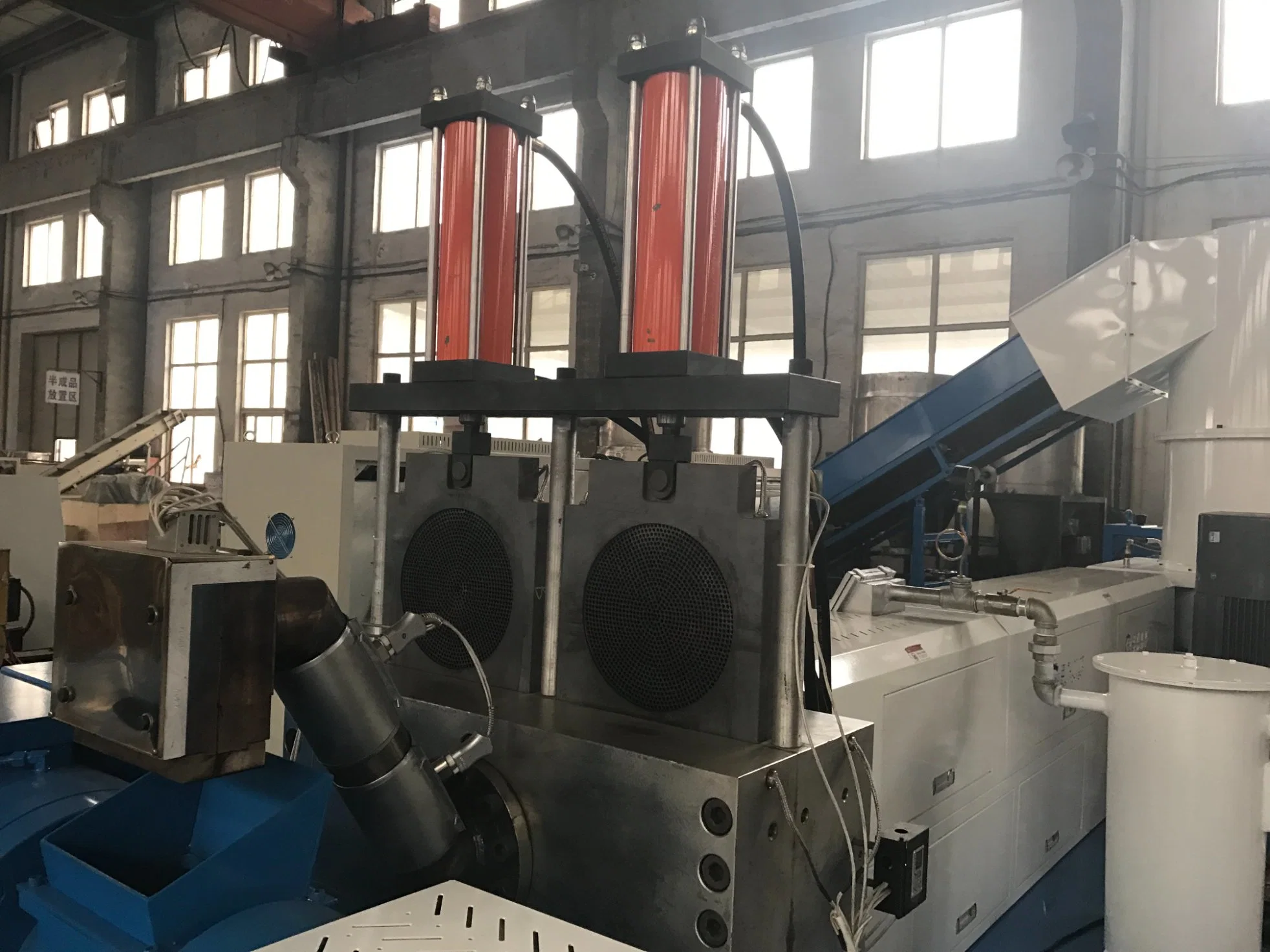 Waste Plastic Recying Line with Extruder Cutter and Dryer for Low Costs