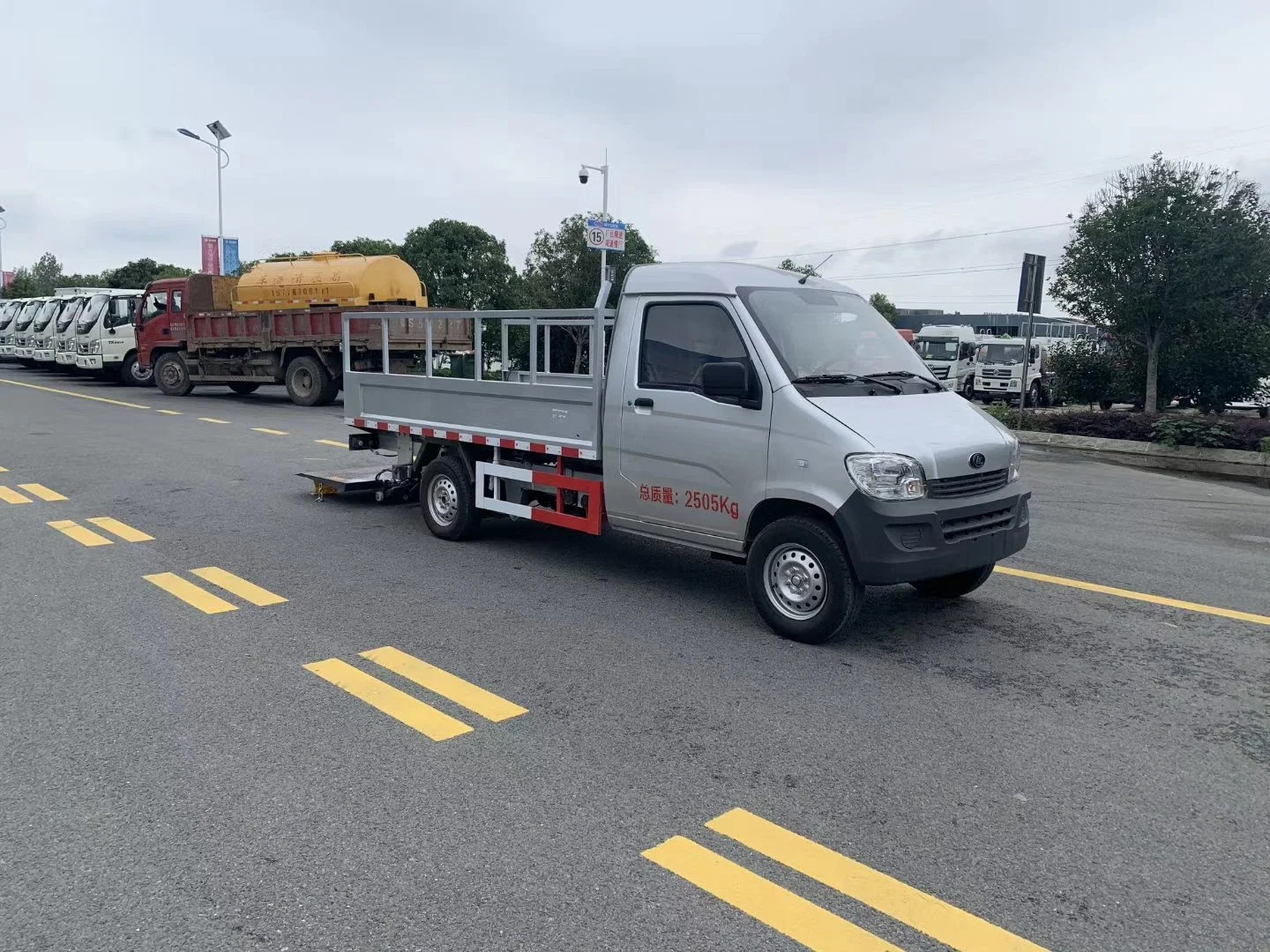 China Mini 1-3ton Battery Electric Truck with Tail Lift system for Cargo or Barreled Garbage Transport Truck