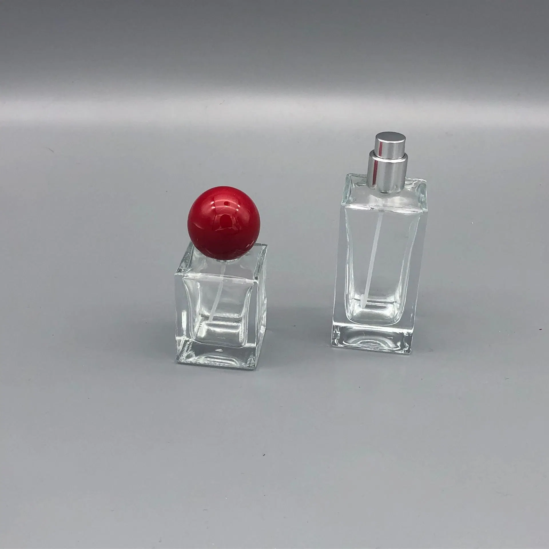 Usine personnalisée de petites bouteilles de parfum en verre d'échantillon portable de 30 ml et 50 ml, bouteille de pulvérisation carrée.