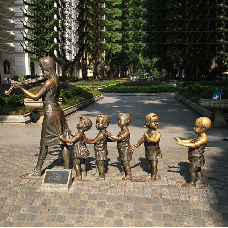 Piscina Decoração de Rua Mulher Bronze senhora Professora e crianças bebê tocar violino Estátua Escultura