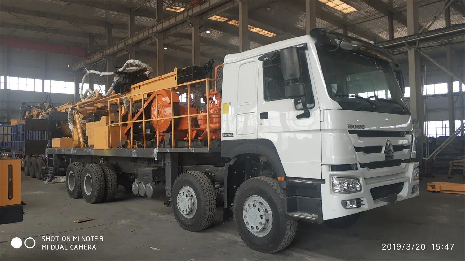 Camion de forage de puits profonds à grande échelle pour usage commercial avec pompe à boue et compresseur d'air