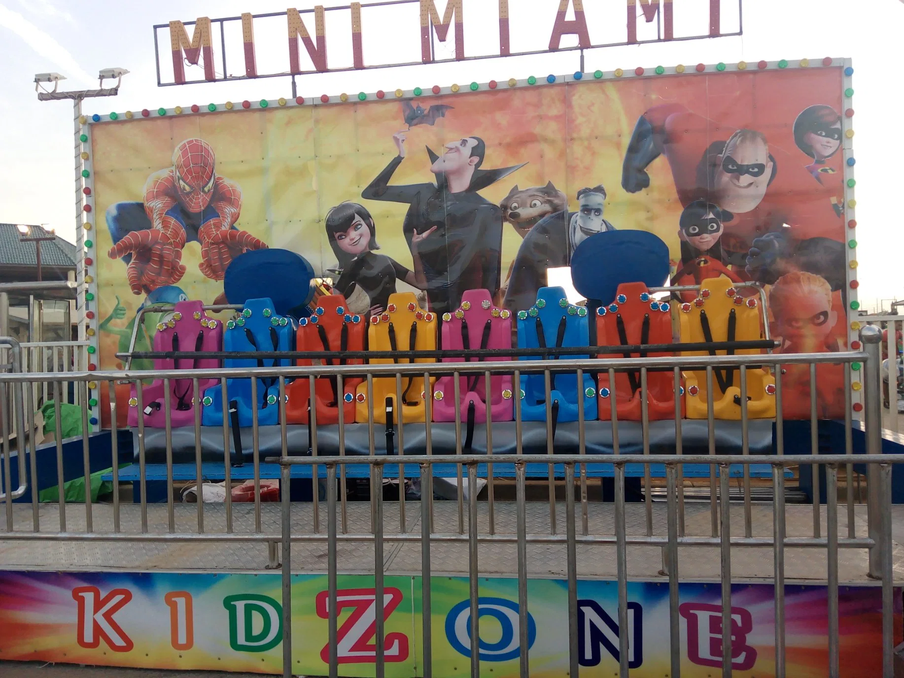 Les enfants parc communautaire de l'équipement de terrain de jeux de plein air 20 personnes Rock rangée