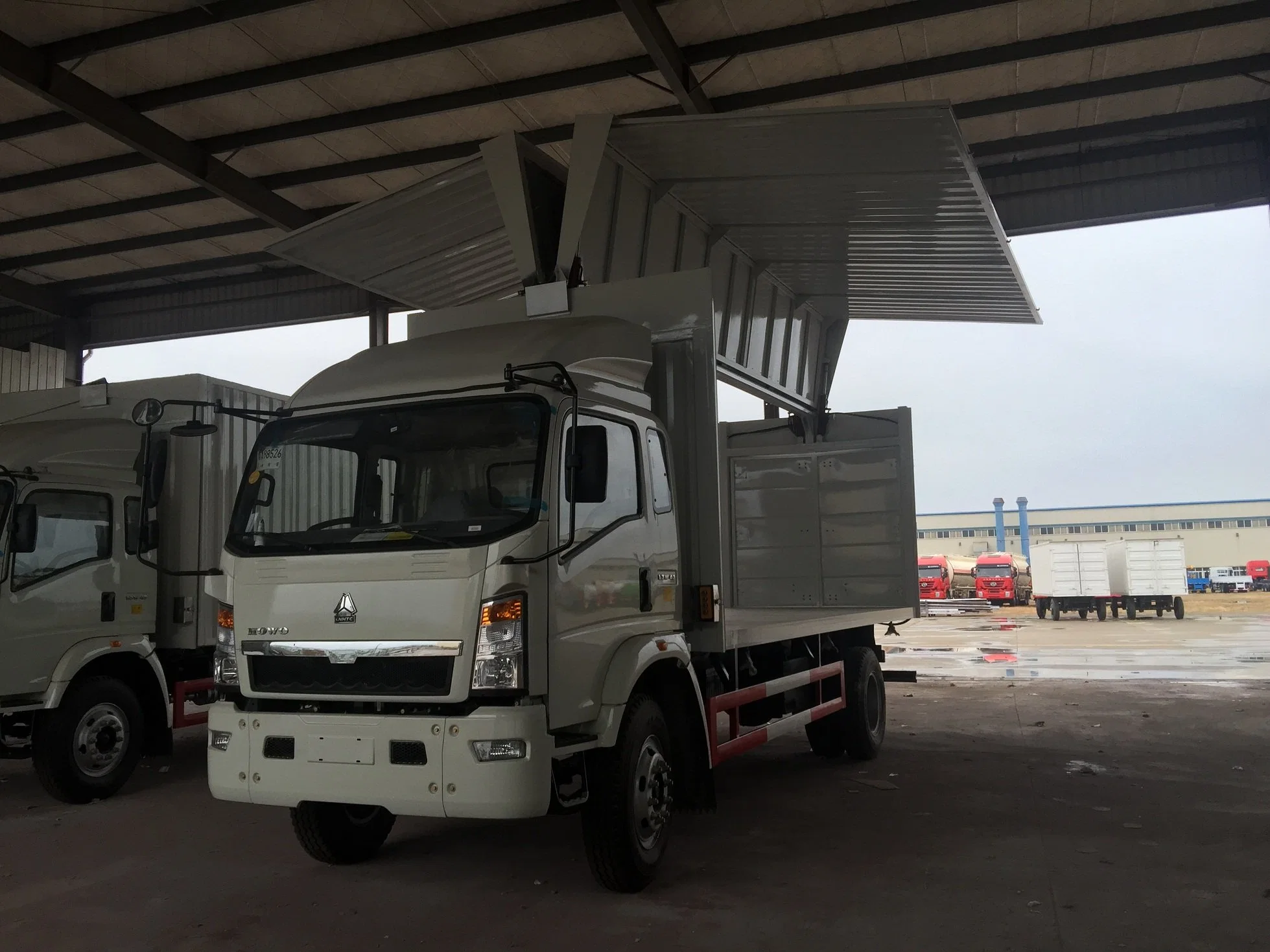 Sinotruk HOWO 4X2 Wing Open Drink Transport Truck