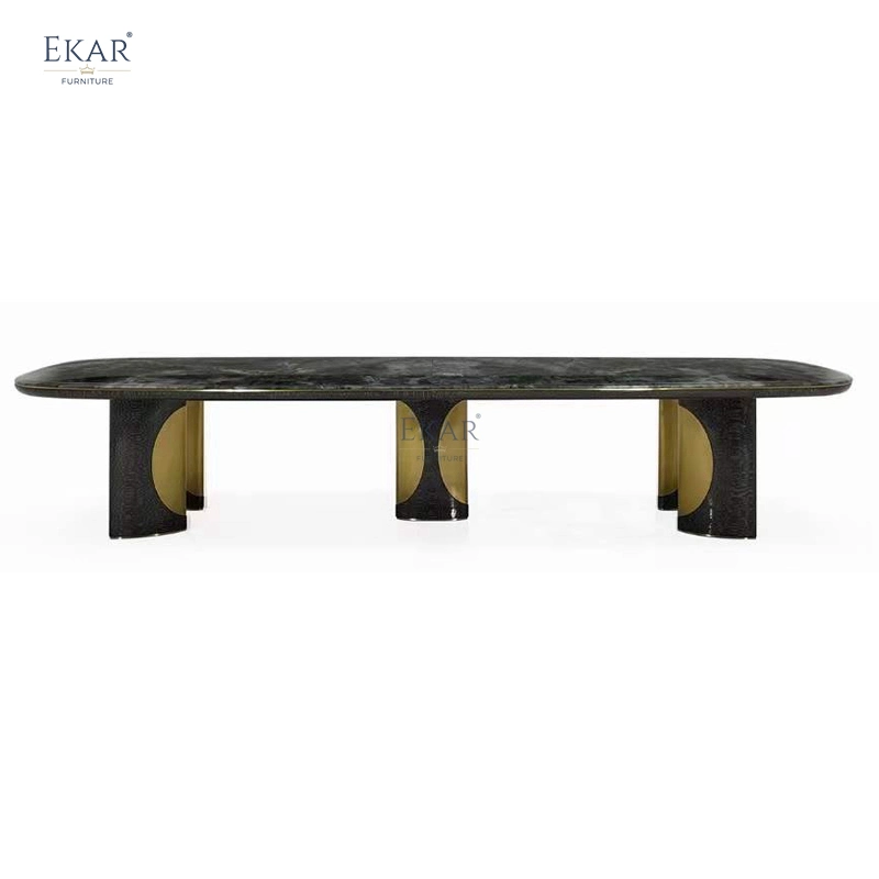 Nouvelle table à manger avec plateau en marbre design.