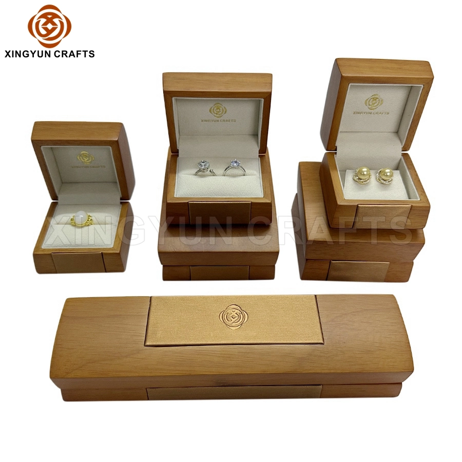Caixa de presente de joias de madeira pequena por atacado personalizada com pintura de madeira para exibição de anel de casamento.