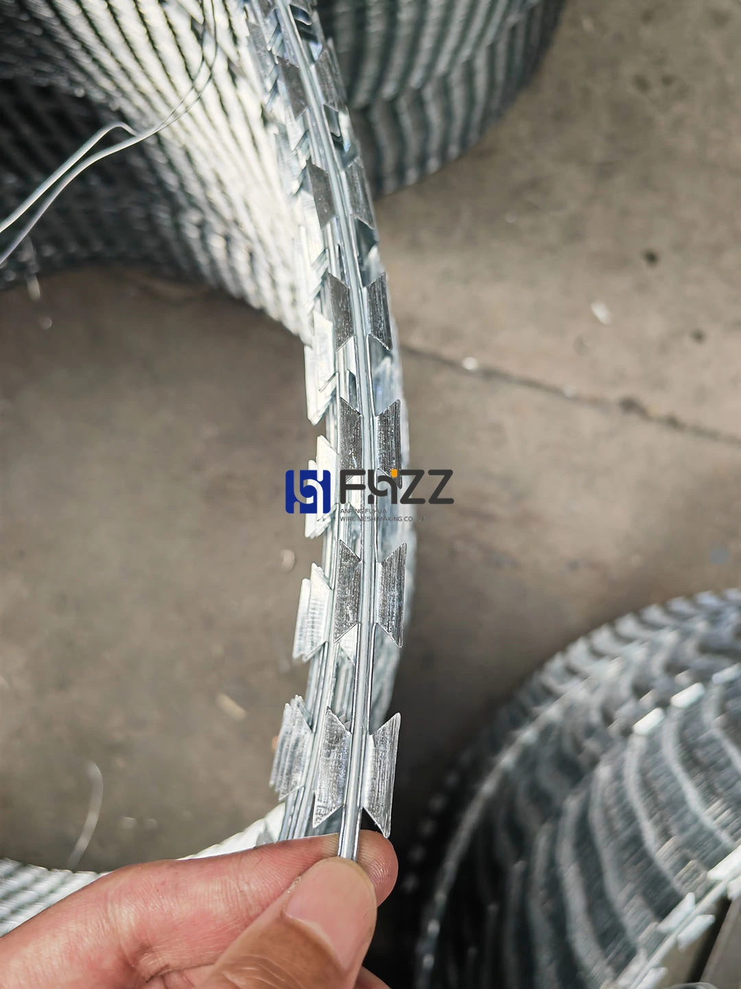 Aço galvanizado de imersão a quente BTO-22, cinzento, com diâmetro da bobina de 90 cm Arame farpado com 5 clipes cada bobina