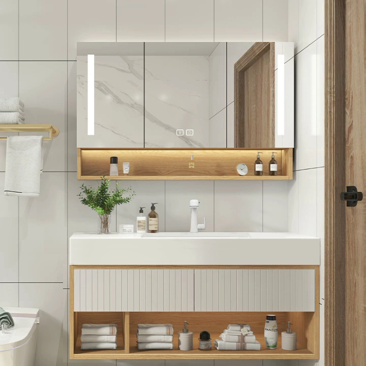 Badezimmer mit Waschraum mit Arbeitsplatte Massivholz Möbel