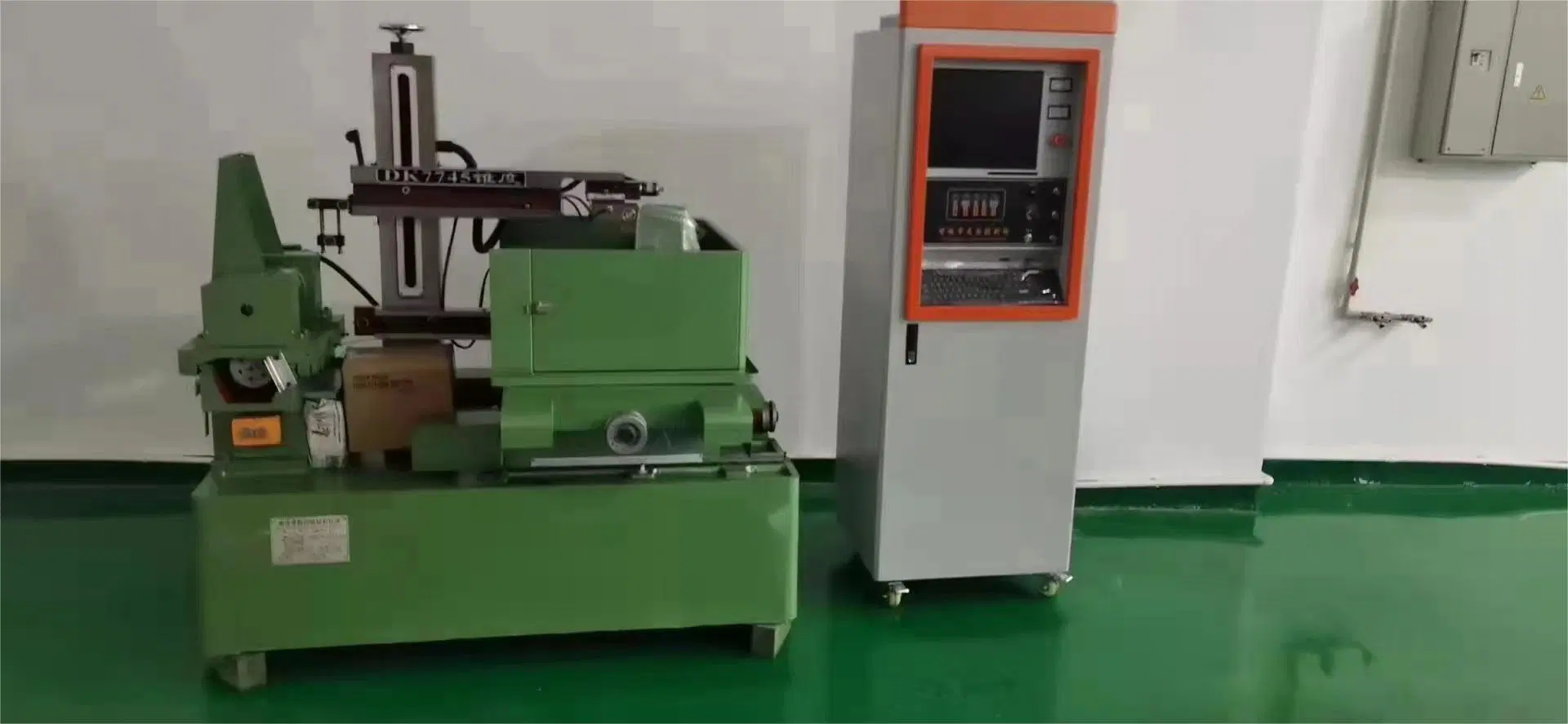 الشركة الصينية لصناعة الحديد والصلب CNC ماكينة قطع الأسلاك Dk7740f للمعدن