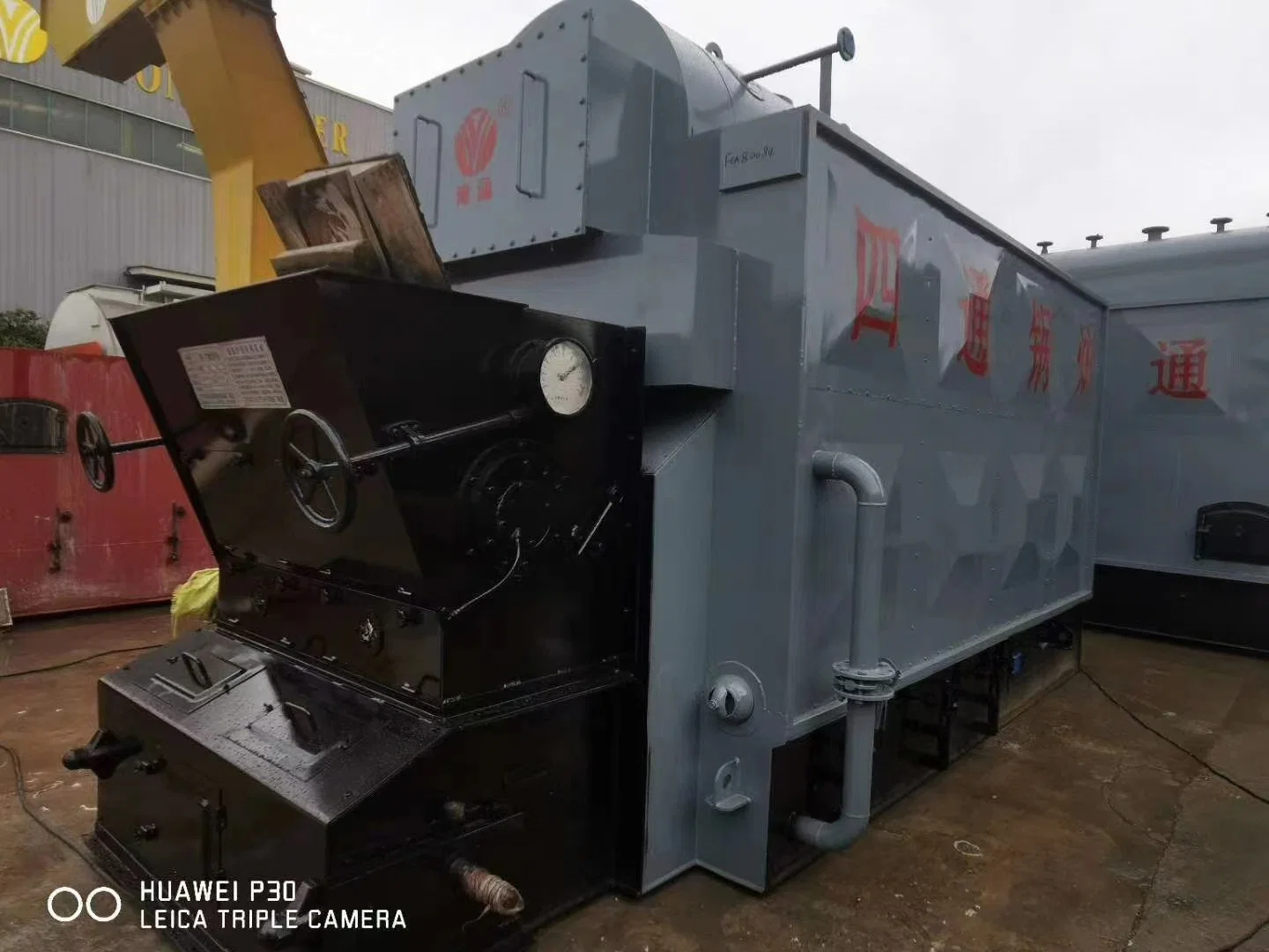 Vente d'usine Chaudière à vapeur à haute pression de 4 tonnes à grille fixe, de type manuel à trois passages, contrôle et fonctionnement sûrs, utilisant la biomasse, le bois, les balles de riz et le charbon.