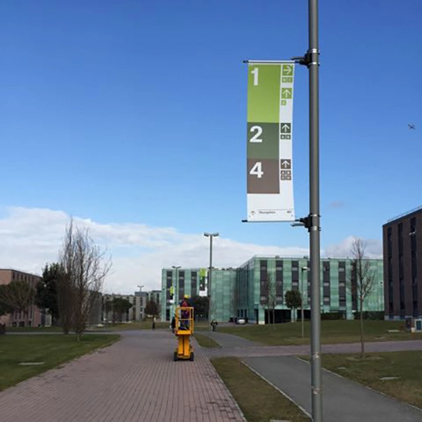 Suporte de banner de publicidade em poste de luz para ruas de metal