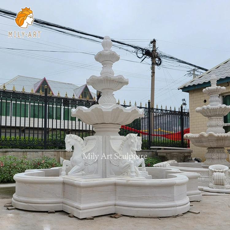 Fontaine en marbre blanc personnalisée avec un ornement de jardin cheval à vendre.