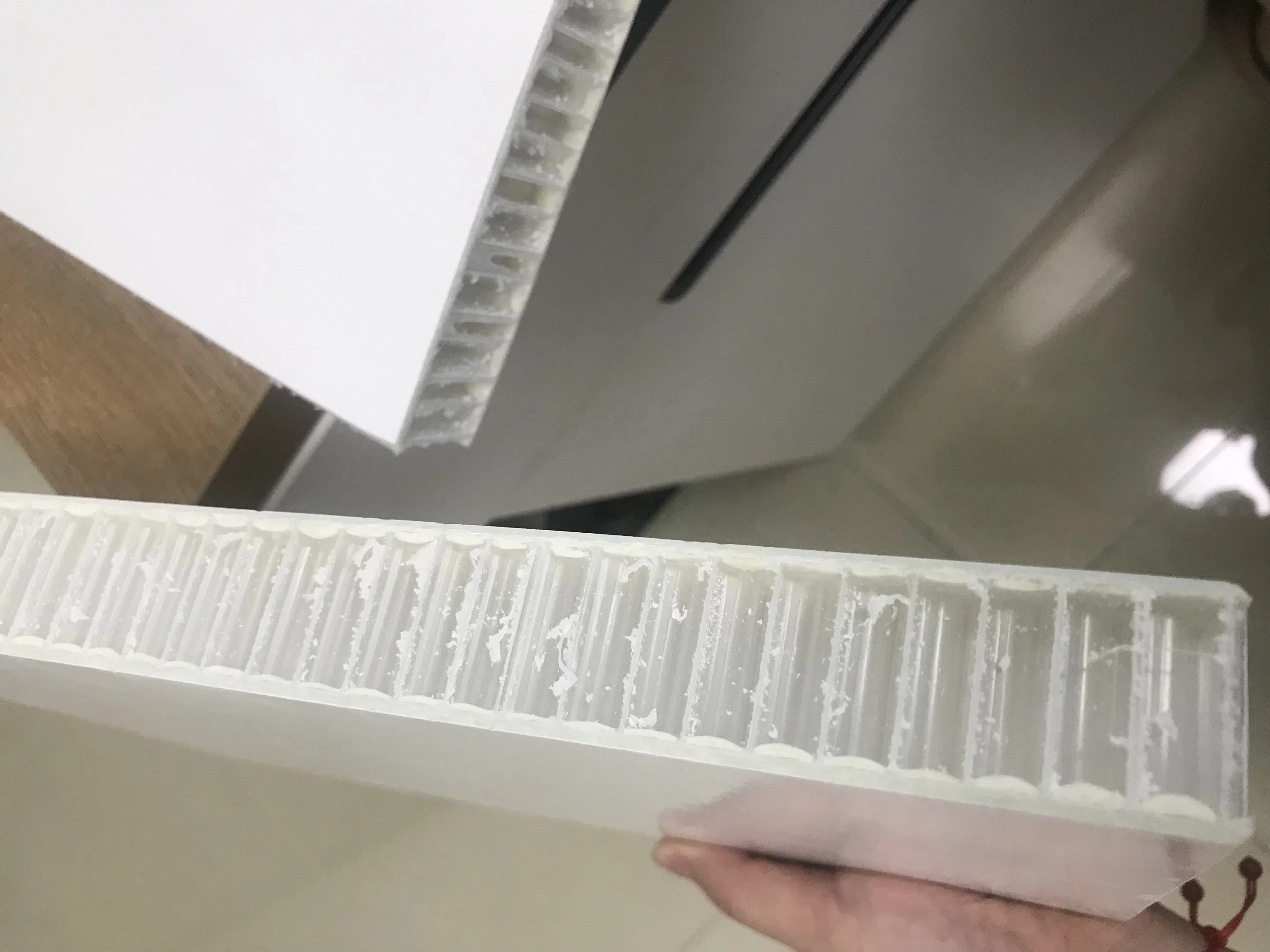 Thermoplastique panneau alvéolaire combinées avec le renforcement de PP &amp; Feuille de fibre de verre en continu