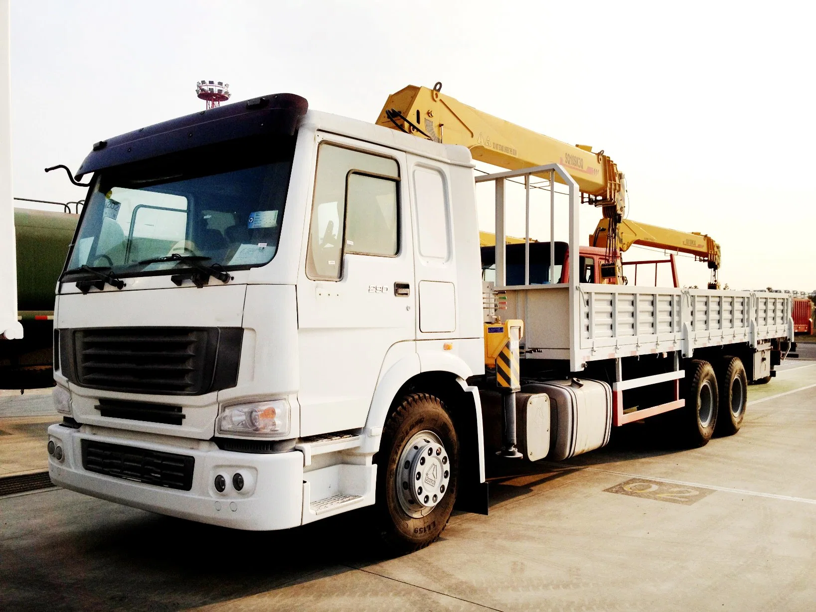 8,5 tonne de la machine de levage montés sur camion 12.1m de hauteur de levage de grue Spk36080 à bas prix de vente