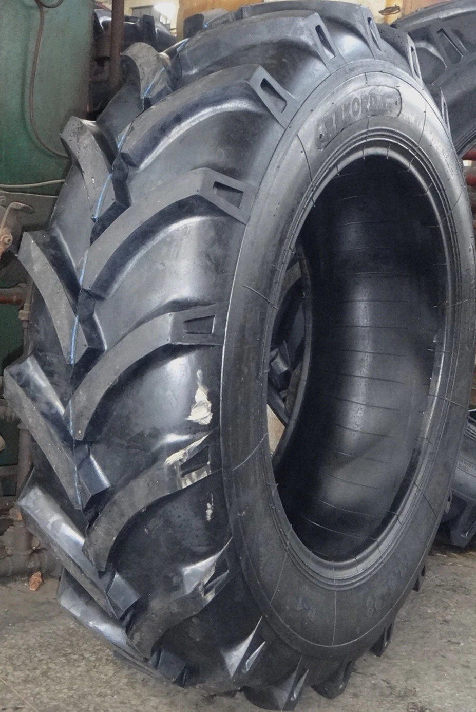 El patrón de R-1 13.6-28 llantas de tractor agrícola (marca OEM está ok).