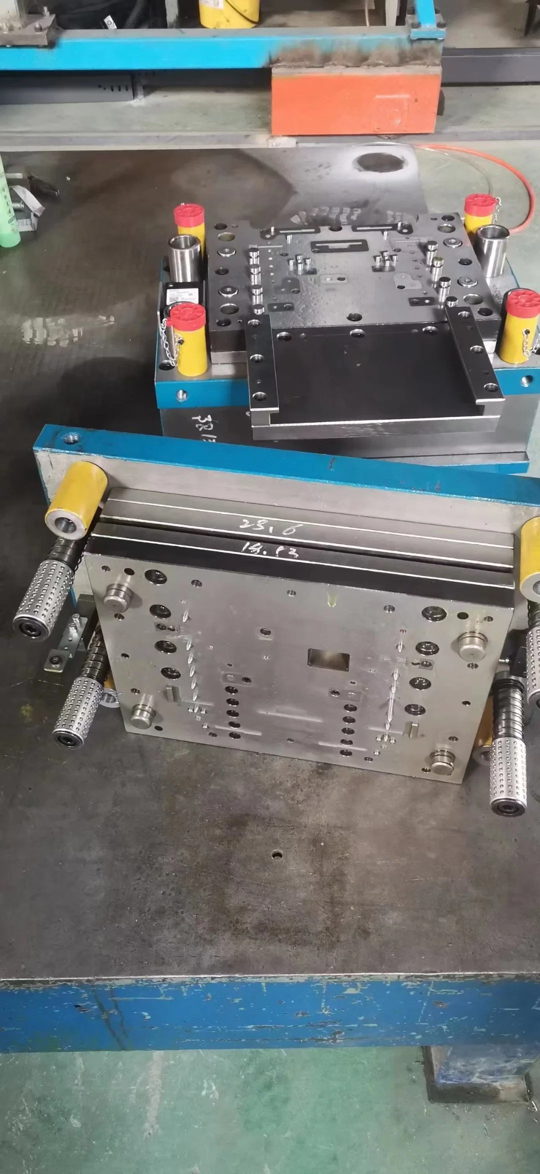 Precision Progressive Tool Stamping Die/Mold/Tooling for Auto Parts Mould